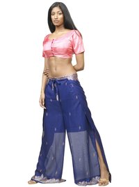The choli is also worn with lehengas, sari pants and belly dance costumes.