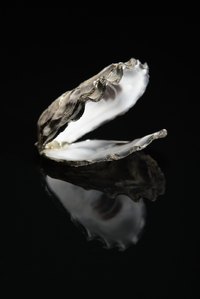 Mother of pearl shells can be dyed at home.