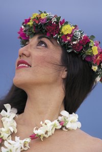 Making a Hawaiian headpiece is similar to making a lei.