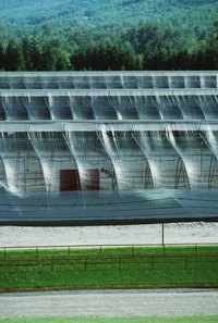 An uneven span greenhouse