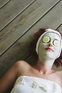 Clean and refresh your skin with a 15-minute gelatin mask.