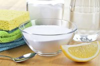 Bowl of sodium carbonate and lemon.