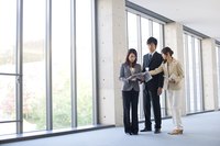 Businessman and businesswomen speaking in hallway.