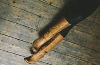 Cognac riding boots with black leggings create a distinctive contrast.