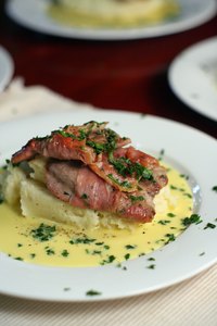 You can eat chicken scallopini with any kind of pasta.