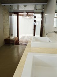 Shower door knobs have only one central screw and can quickly be installed.