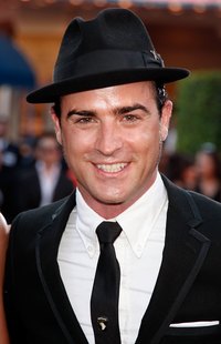 Actor Justin Theroux sports a well-placed tie tack that goes perfectly with his pocket square.