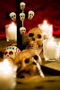Create the same designs on the skulls using clay instead of sugar.