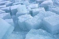 Using ice to cool food is an energy-saving choice.