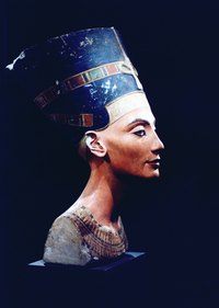 Queen Nefetiti had a distinctive headpiece you can copy for a costume.