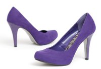 Don't wear velvet shoes in rainy or snowy weather.