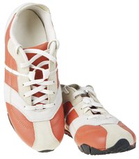 Saran Wrap helps keep sneakers clean and protects their original colors.