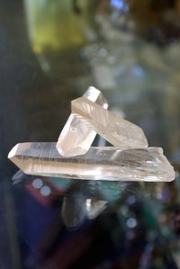 Use fabric dye to color quartz stone at home.