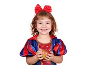 It's easy to create a Snow White costume yourself or your daughter with items you already have at home and a little sewing.