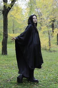 A long cloak forms the illusion of the wood elf.