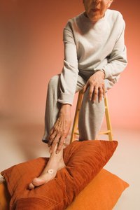 Remove shoes and socks from your affected foot.