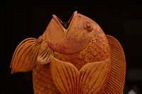 Use simple tools to carve fish scales.
