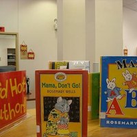 Ideas for Library Display Cases | eHow