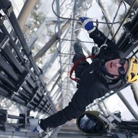 changing light bulb on radio tower salary