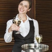 how much money does a cocktail waitress make