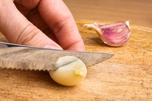 Can Too Much Garlic Cause Lips to Swell?