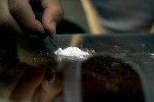 How to Tell If a Person Is Using Cocaine