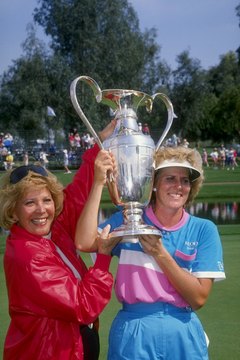 Dinah Shore, left, with winner Betsy King at the 1990 Nabisco Dinah Shore Tournament.