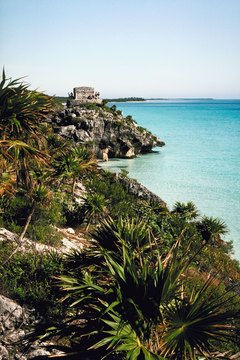 The explorers saw Tulum's tower on the coast.