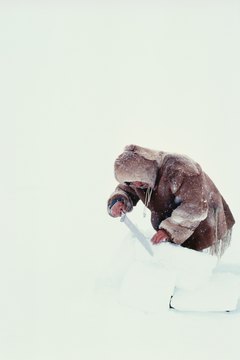 Inuit building igloo