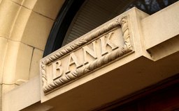 bank image by Pefkos from Fotolia.com Para calcular el interés trimestral, convierte la tasa de interés anual a una tasa de interés trimestral.
