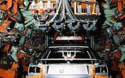 John Foxx/Stockbyte/Getty Images Diferentes tipos de ingenieros trabajan en la industria automotriz, algunos recibiendo salarios de seis cifras.