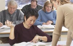 Hemera Technologies/AbleStock.com/Getty Images Durante la sesión de orientación, los empleados tienen la oportunidad de relacionarse con los ejecutivos de la compañía.