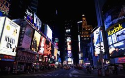Medioimages/Photodisc/Photodisc/Getty Images Times Square en Nueva York podría ser llamado la central de publicidad, con su gran cantidad de anuncios.