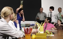 Patrick Ryan/Lifesize/Getty Images Algunas compañías sostienen reuniones informales para promover la asimilación de los empleados en el lugar de trabajo.