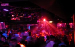 Jupiterimages/Photos.com/Getty Images Con numerosas opciones de clubes nocturnos, la publicidad no es sólo una decisión de negocios inteligente, sino que también aumenta la visibilidad de tu establecimiento