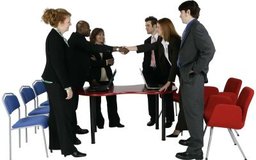 Photos.com/PhotoObjects.net/Getty Images El propietario de un negocio por lo general incurre en costos relacionados con la promoción de su negocio.