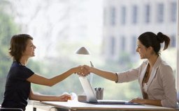 Creatas Images/Creatas/Getty Images La orientación en los negocios abarca diferentes dimensiones, dependiendo del propósito al que sirva.