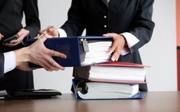 Jupiterimages/Photos.com/Getty Images Los auditores revisan los diferentes aspectos de una organización, incluyendo operaciones, finanzas y auditorías de cumplimiento.