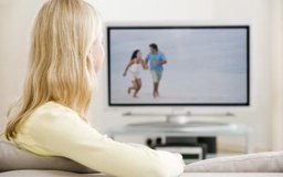 BananaStock/BananaStock/Getty Images Antes de pagar por tu primer comercial, conoce los programas de TV que tu público objetivo es más propenso a ver.