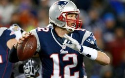Jim Rogash/Getty Images Sport/Getty Images La mayoría de los jugadores de la NFL, inclusve Tom Brady, asistieron a la universidad durante tres o cuatro años.