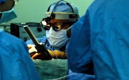 Ablestock.com/AbleStock.com/Getty Images Los cardiólogos diagnostican y tratan condiciones del corazón, mientras que los cirujanos corrigen los problemas físicamente.