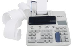 Hemera Technologies/PhotoObjects.net/Getty Images Las calculadoras, las computadoras y otras herramientas contables ayudan a los contadores a realizar cálculos complicados.