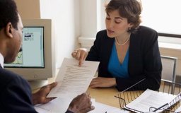 Creatas Images/Creatas/Getty Images La evaluación de desempeño tiene varios componentes: la orientación, la formación y el desarrollo, la retroalimentación y la evaluación anual.