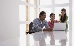 Jupiterimages/Brand X Pictures/Getty Images Reúne toda la información posible sobre las obligaciones fiscales de varios pequeños negocios para el tipo de tu compañía antes de iniciar tu negocio.