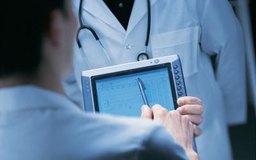 Comstock/Comstock/Getty Images Para mantenerse a la vanguardia de la competencia, los negocios deberían invertir en tecnología actualizada.
