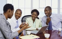 Stockbyte/Stockbyte/Getty Images El compromiso es esencial para que el empleado se involucre, y una habilidad de la empresa para retener a los empleados.