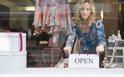 Jupiterimages/BananaStock/Getty Images Los empresarios que deseen entrar en el mercado minorista pueden considerar como opción la apertura de una tienda de venta de productos por 99 centavos.