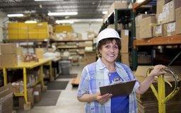 Creatas/Creatas/Getty Images Los distribuidores ofrecen almacenamiento y servicios de almacén para hacer que ahorres dinero en construir tu propio espacio de almacenamiento.