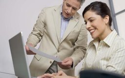 Jupiterimages/Comstock/Getty Images Un supervisor debe clarificar los objetivos para proporcionar un marco para el desempeño de los empleados.