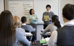 Jetta Productions/Lifesize/Getty Images La secundaria ayuda a que los estudiantes desarrollen habilidades para la vida, junto con una educación básica.
